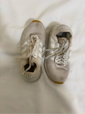 ADIDAS RUNNING SHOES – CREAM/WHITE – WOMEN’S SIZE 5.5